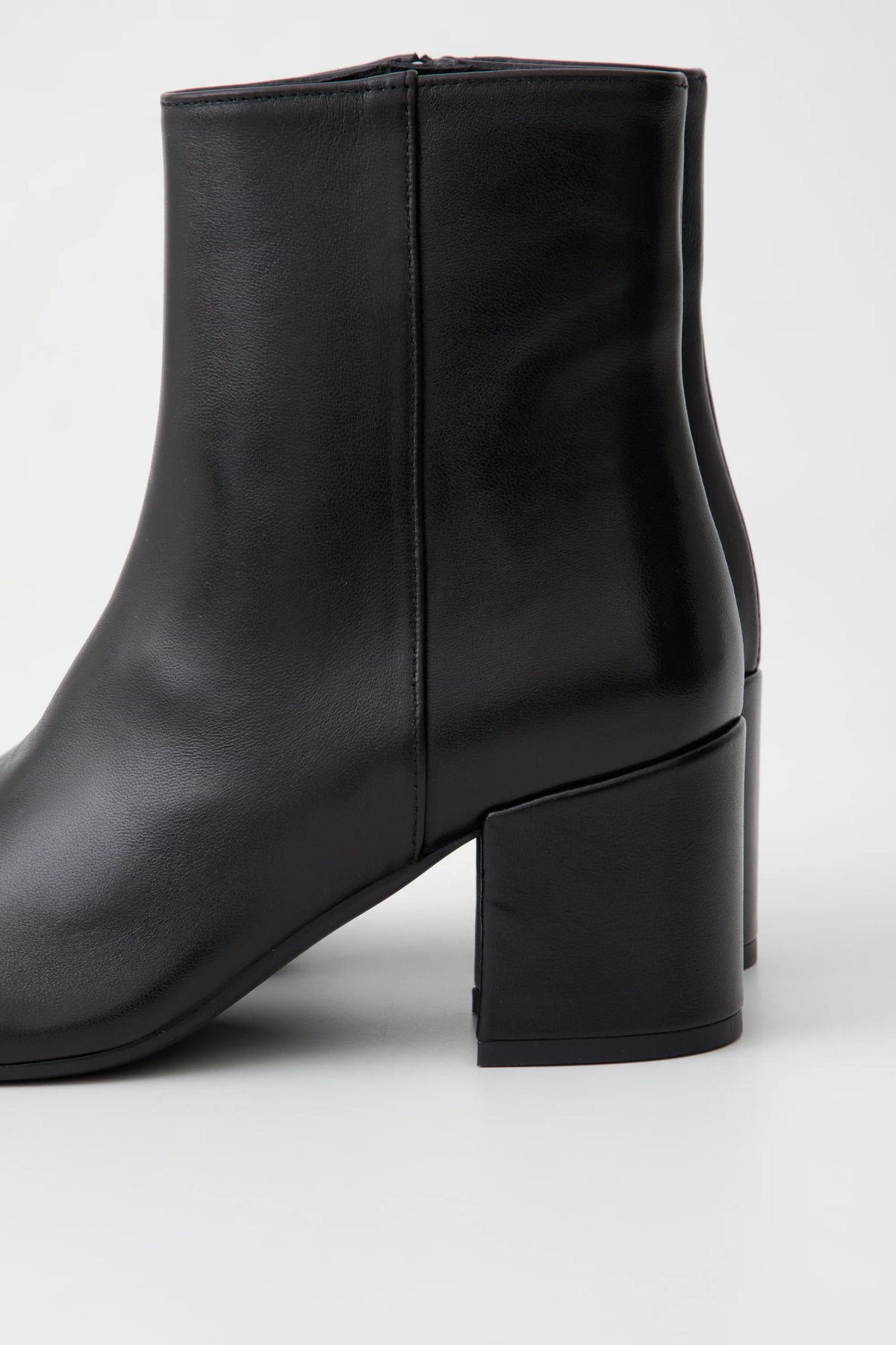 Tronchetto in pelle nera  con tacco 60 mm - Matilde