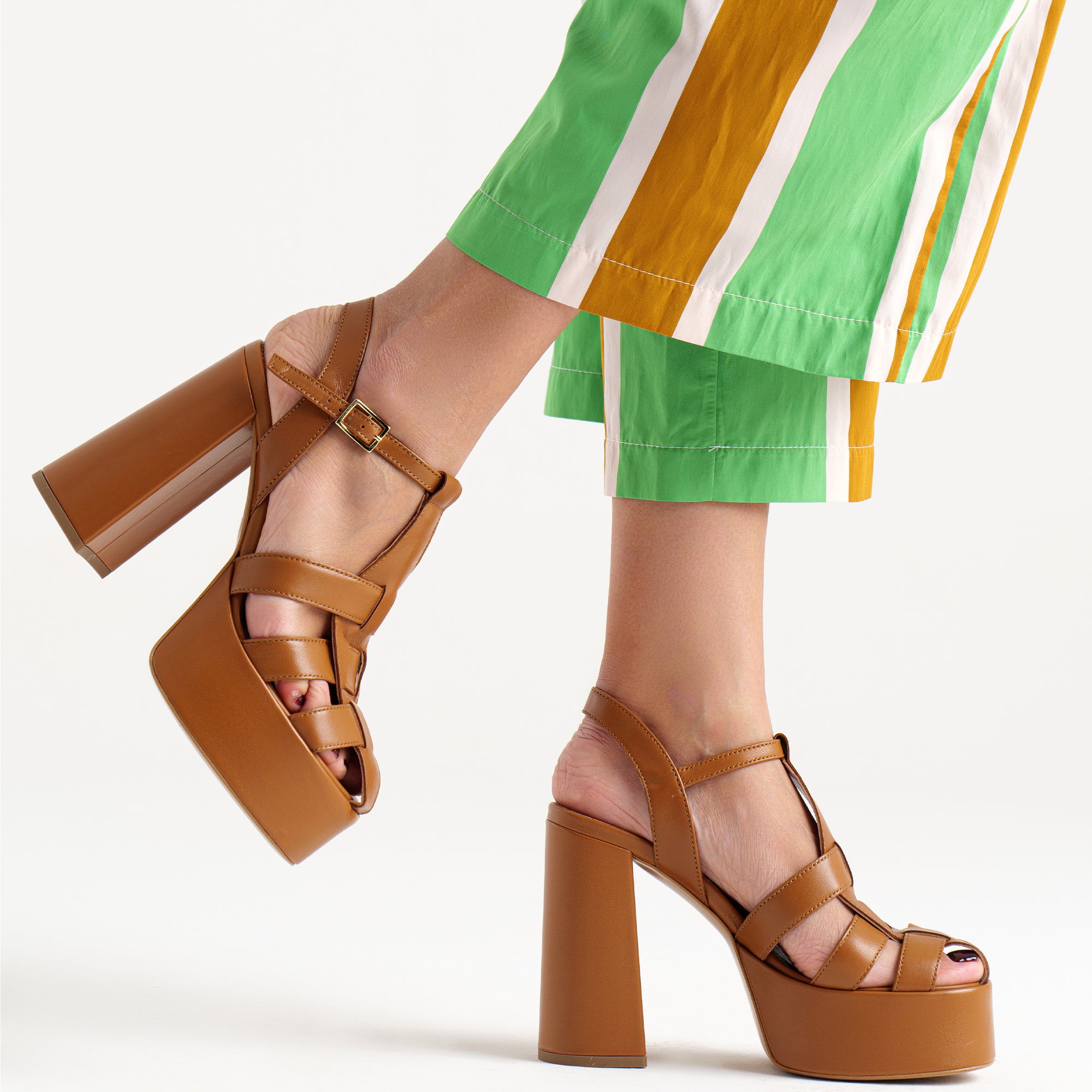Sandalo Greta modello gabbia su plateau e tacco largo in pelle cuoio