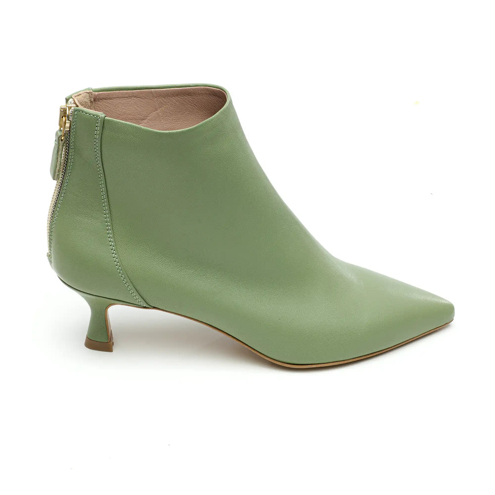 
                  
                    Load image into Gallery viewer, Pointed ankle boot with low spool heel in green Alina leather
                  
                