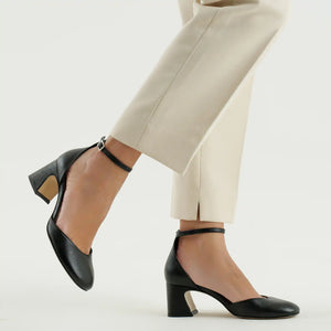 
                  
                    Load image into Gallery viewer, Lilly décolleté with round toe with ankle strap and black laminated wide low heel
                  
                